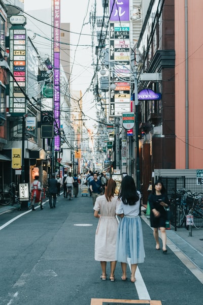 人们在白天走在大街上
